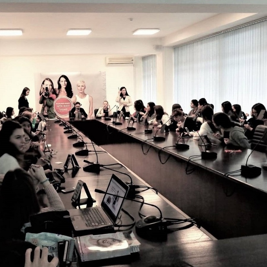 Девушки на конференции