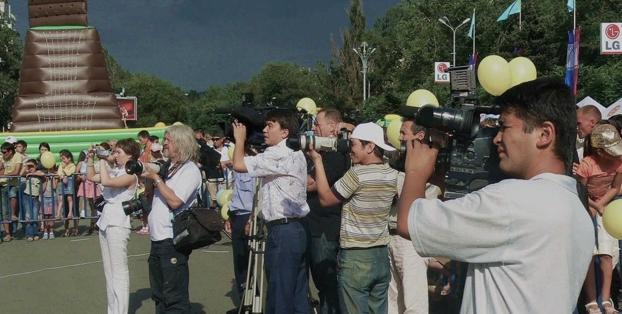 Журналисты на городском празднике в Алматы