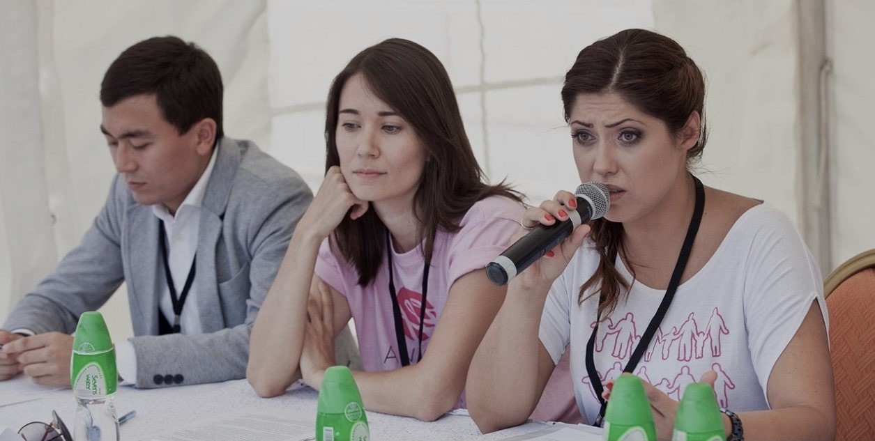 Организаторы марша против рака груди дают пресс-конференцию